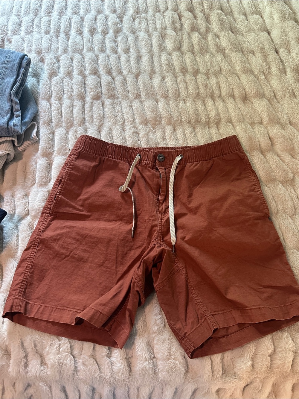 Men's Vuori Rust Color Drawstring Casual Shorts size Large NWOT